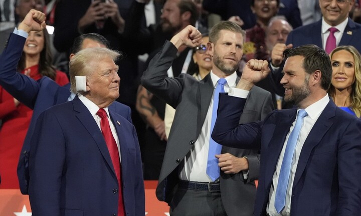 Ông Trump lần đầu xuất hiện với một bên tai băng bó sau vụ ám sát hụt