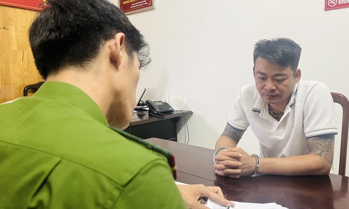 Làm giả giấy tờ xe Mercedes chiếm đoạt gần 1 tỷ đồng rồi trốn vào TP.HCM