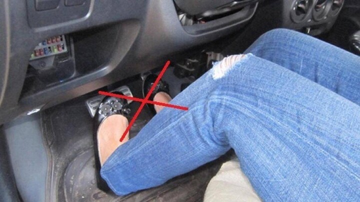 Vì sao không dùng hai chân khi lái xe số tự động?