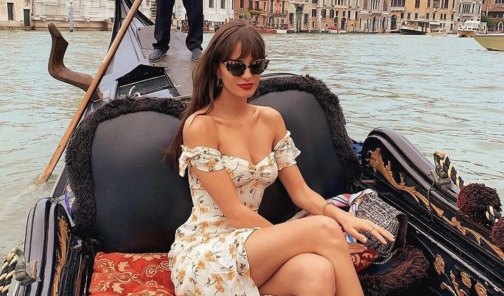 Kiểu đầm hoa mà bạn nên tránh diện đến nơi công sở