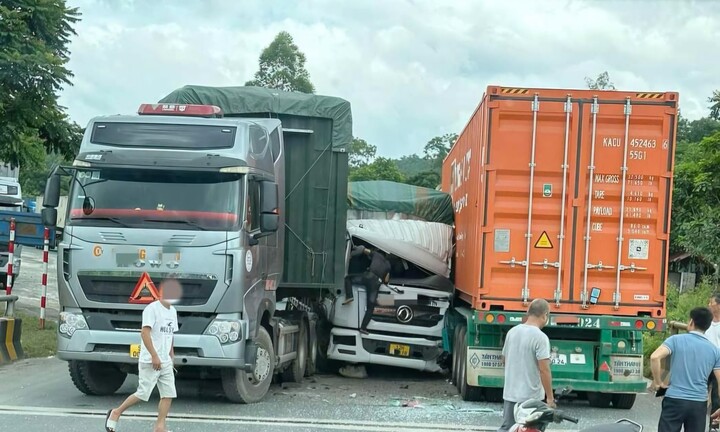 Vượt ẩu, ô tô tải bị 2 xe đầu kéo kẹp bẹp đầu