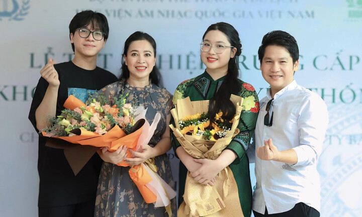Con gái ca sĩ Trọng Tấn đạt 9,25 điểm môn Văn tốt nghiệp THPT