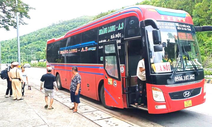 Cảnh sát Giao thông Đà Nẵng hỗ trợ gia đình bị quỵt lương, phải đi bộ về quê