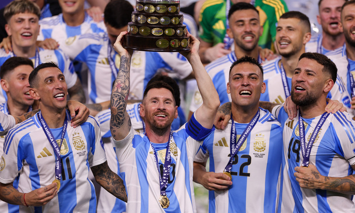 Argentina lại vô địch, vì sao Messi chưa giải nghệ trên đỉnh vinh quang?
