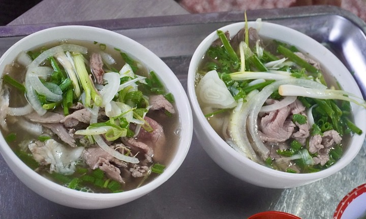 Cầm 100 nghìn đồng thưởng thức phở bò Phú Gia được Michelin đề xuất