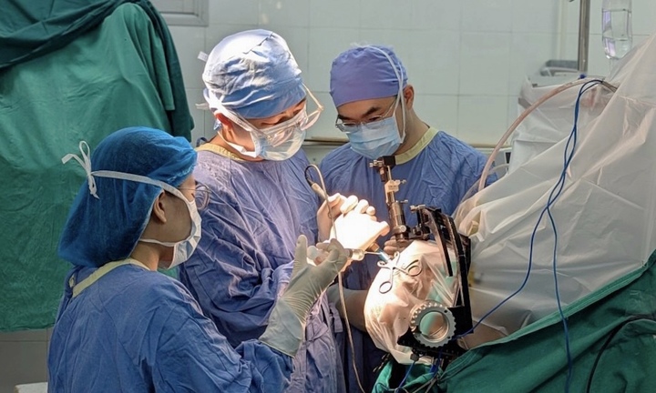 Ca phẫu thuật chấm dứt 7 năm run rẩy cho người phụ nữ bị Parkinson