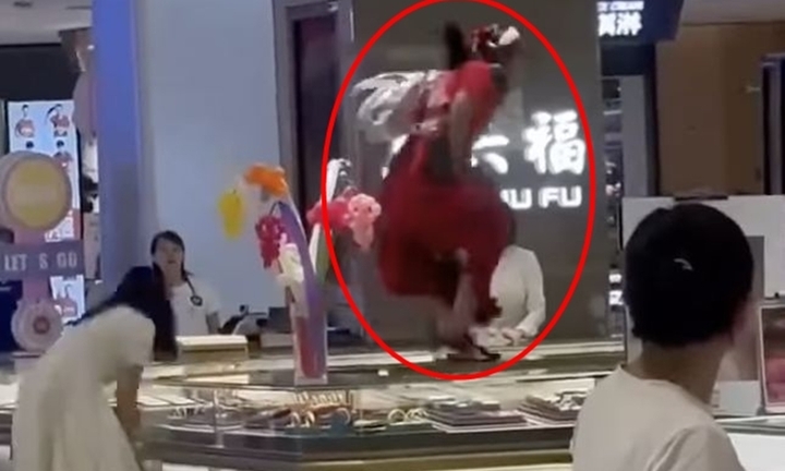 Mẹ không cho mua trang sức đắt tiền, cô gái la hét điên cuồng đập phá cửa hàng