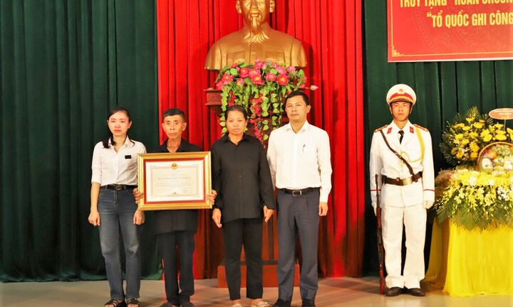 Trao Bằng Tổ quốc ghi công cho gia đình liệt sĩ Trần Trung Hiếu