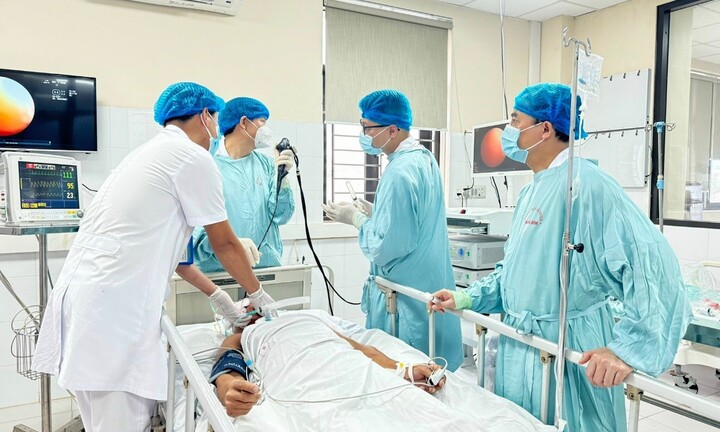 Bị cọc tre đâm vào tay, cơ thể người đàn ông cứng như khúc gỗ, phải cấp cứu