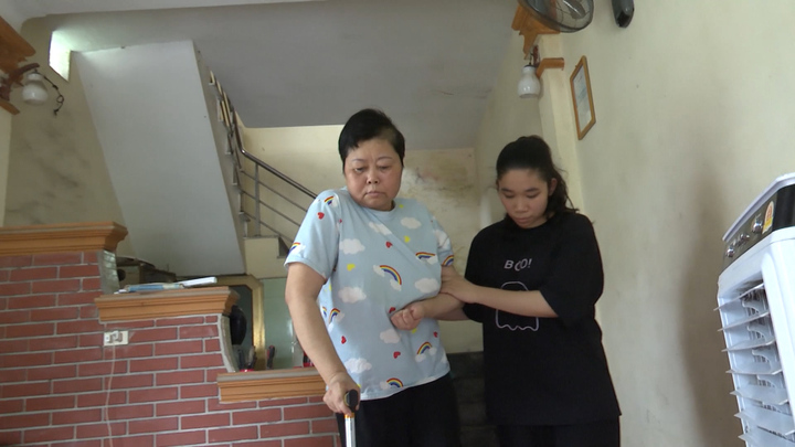 Trao cơ hội - Nối ước mơ: Xót xa nữ sinh một mình nuôi mẹ liệt nửa người
