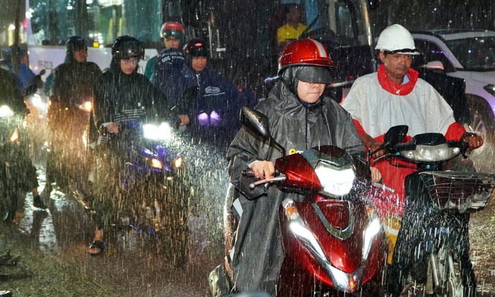 Dự báo thời tiết TP.HCM ngày 20/7: Nắng gián đoạn, mưa dông về chiều tối