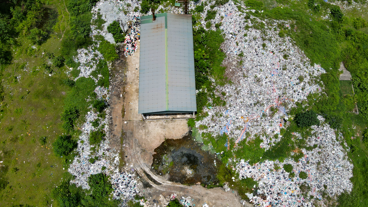 'Núi' rác thải quây quanh lò đốt 6 tỷ đồng 'đắp chiếu' ở Hà Tĩnh 