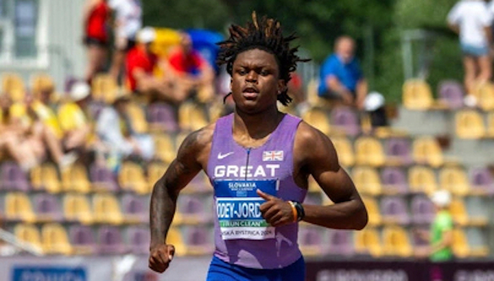 VĐV điền kinh Anh hứng mưa chỉ trích vì hành động lạ trước vạch đích