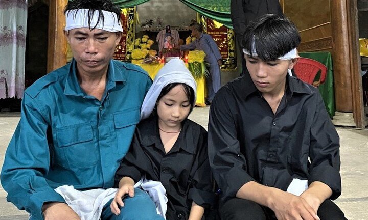 Mẹ ung thư qua đời bỏ lại bé gái 7 tuổi chăm bố bạo bệnh