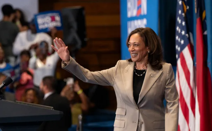 Bà Harris tuyên bố 'làm mọi cách ngăn ông Trump vào Nhà Trắng'