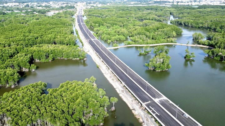 Ngắm cao tốc Bến Lức - Long Thành xuyên rừng ngập mặn