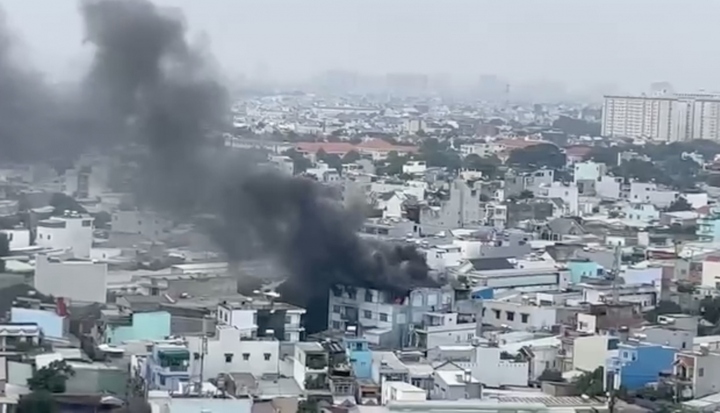 Cháy công ty mũ bảo hiểm, giải cứu 11 người kẹt trên sân thượng 