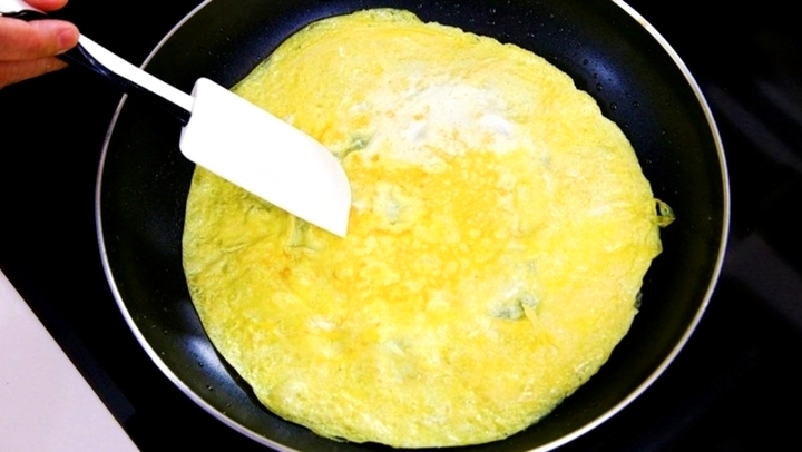 Mẹo chiên trứng vàng xốp, thơm ngon cực đơn giản