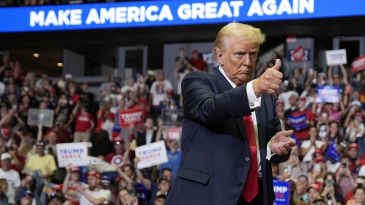 Ông Trump tự nhận vượt bà Harris, gọi mình là 'chàng trai trẻ tuổi và tài năng'