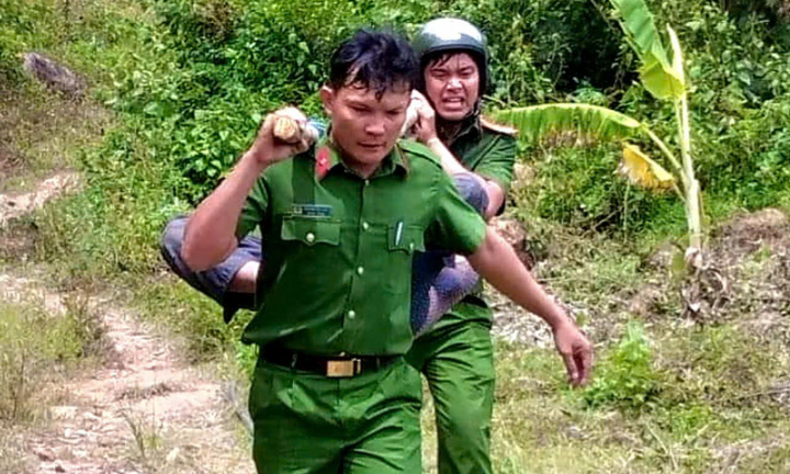Bộ Công an gửi thư khen vụ băng rừng cứu 2 người bị ong đốt nguy kịch