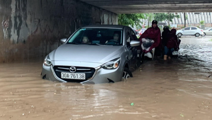 Hà Nội: Tối muộn, dòng xe vẫn nối đuôi nhau bì bõm lội nước trở về nhà