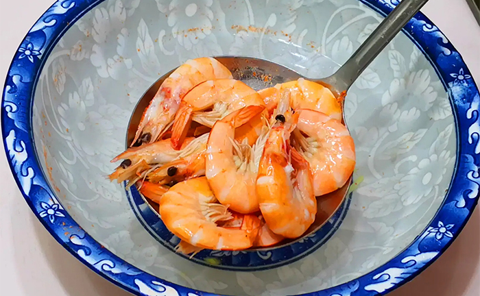 Luộc tôm nên dùng nước sôi hay nước lạnh?
