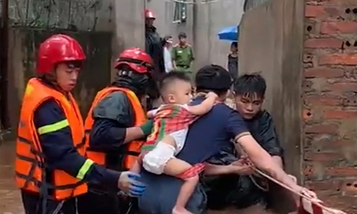 Công an Sơn La ngâm mình trong nước lũ, giải cứu nhiều người mắc kẹt