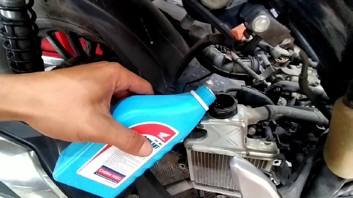 Có bao nhiêu hệ thống làm mát động cơ xe máy?