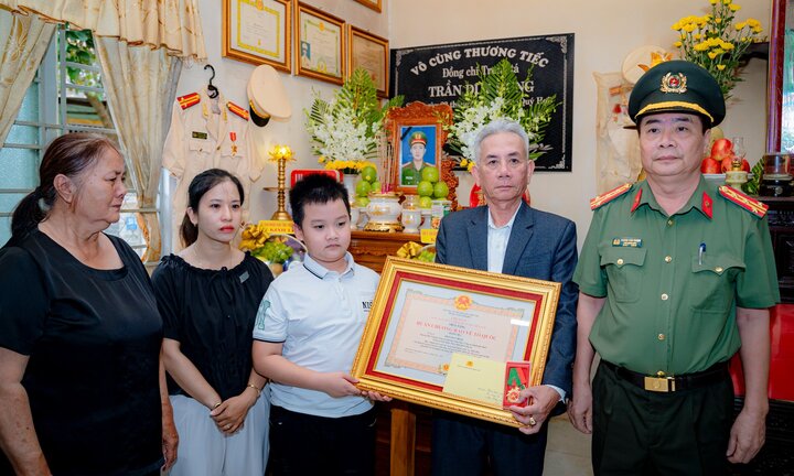 Truy tặng Huân chương Bảo vệ Tổ quốc cho phó trưởng công an phường hy sinh ở Huế