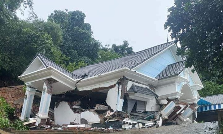 Nhà mới xây đổ sập sau mưa lớn, 7 người kịp chạy thoát thân