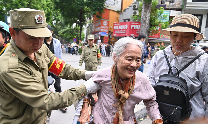 Bà lão 77 tuổi bắt xe từ Hà Nam lên Hà Nội, làm thơ viếng Tổng Bí thư Nguyễn Phú Trọng
