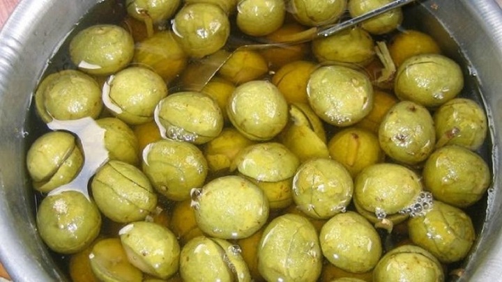 Cách ngâm sấu giòn ngọt đơn giản 