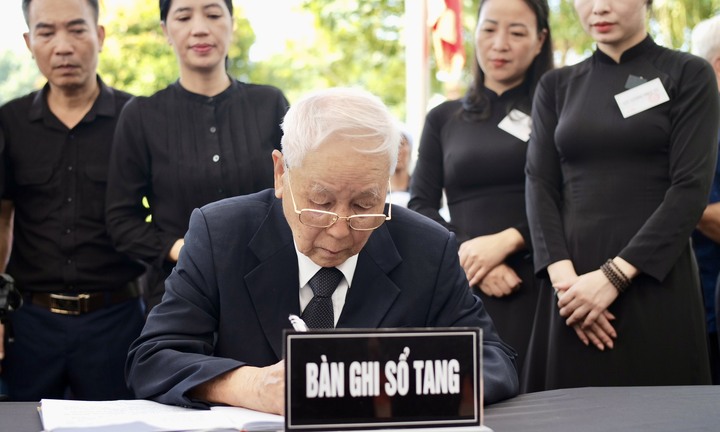 Thầy giáo ngồi xe lăn, ghi sổ tang viếng học trò Nguyễn Phú Trọng tại quê nhà