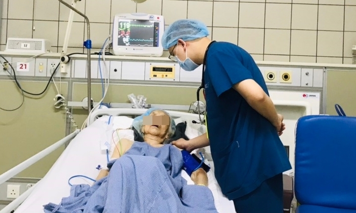 Khó ăn uống, cụ bà đi khám phát hiện tắc ruột phải mổ cấp cứu