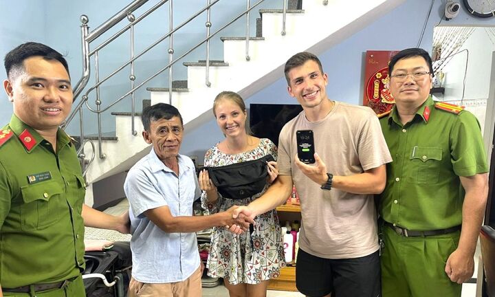 Công an Đà Nẵng tìm lại tài sản cho du khách nước ngoài đánh rơi