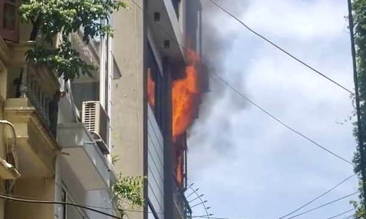 Cháy điều hoà phòng ngủ, vợ chồng kịp chạy thoát thân