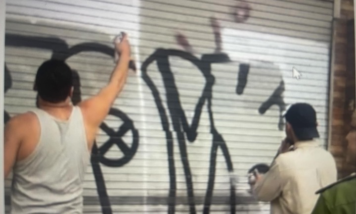 Trục xuất 2 người nước ngoài vẽ bậy ở trung tâm TP.HCM