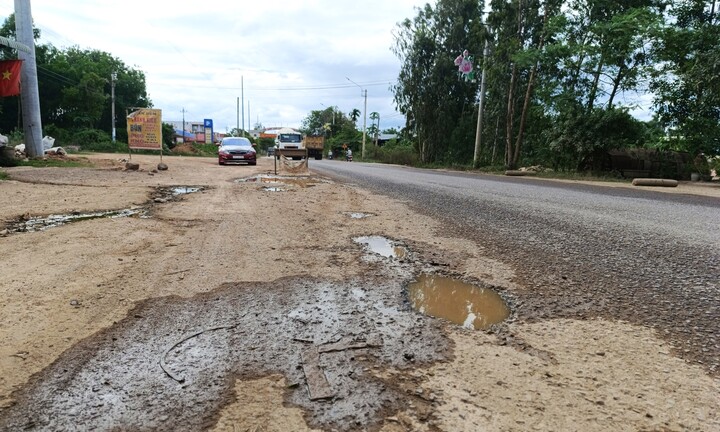 Quốc lộ 19 qua Bình Định tan nát, chủ đầu tư 'kêu trời chưa thấu'