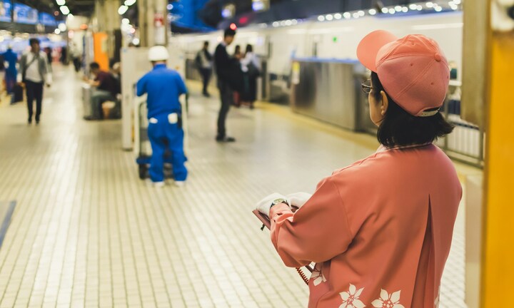 Bị đồng nghiệp vỗ vào lưng, người phụ nữ chấn thương phải nghỉ làm 1 năm