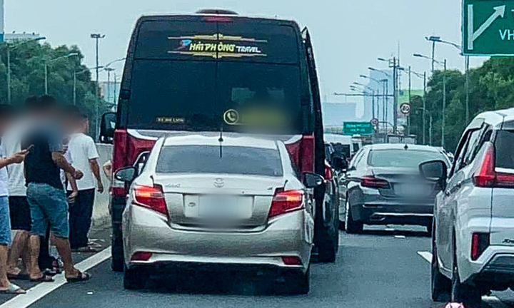 Tai nạn liên hoàn giữa bốn ô tô trên cao tốc Hà Nội - Hải Phòng