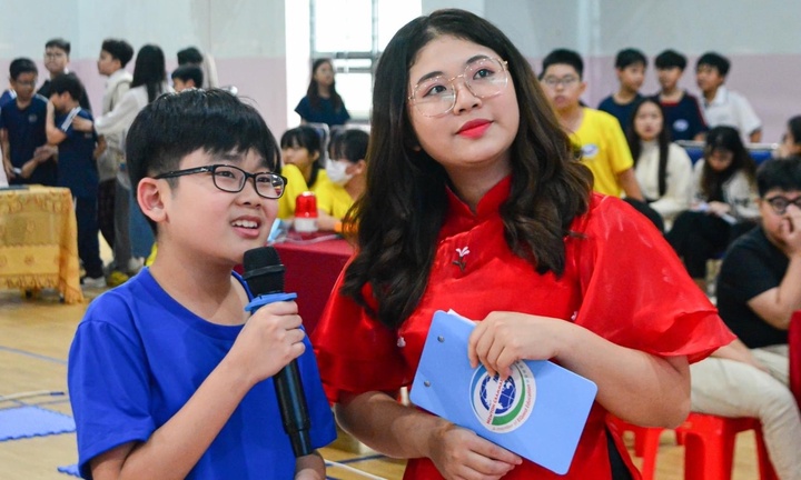 Cô giáo GenZ ẵm giải đặc biệt nhờ bài giảng điện tử bằng tiếng Anh