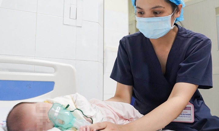 Bé gái 24 ngày tuổi mắc ho gà do sự chủ quan của mẹ