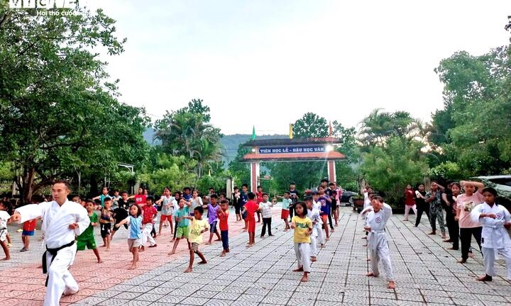 Lớp võ 0 đồng của đại úy công an mở cho trẻ em vùng cao Thừa Thiên - Huế