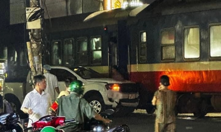 Nguyên nhân xe bán tải đâm tàu hỏa khiến 5 người thương vong ở Đồng Nai