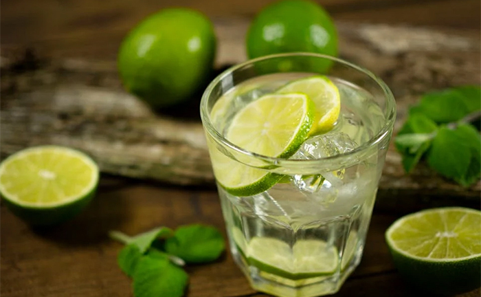 Khi pha nước chanh nên dùng nước nóng hay nước lạnh?