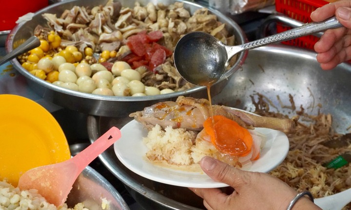 Cầm 100 nghìn đi ăn xôi gà Number One cạnh chợ Bến Thành được Michelin đề xuất