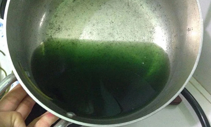 Vì sao nước rau muống luộc có màu xanh đen?