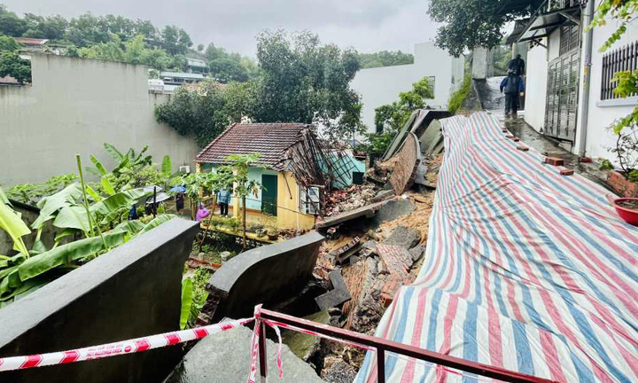 Nước tràn vào nhà sau mưa lớn, nhiều hộ dân ở Quảng Ninh phải sơ tán