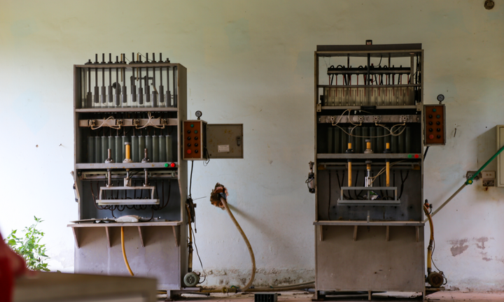 Máy móc tiền tỷ nằm ngổn ngang bên trong nhà máy lắp ráp xe điện ở Hà Tĩnh 