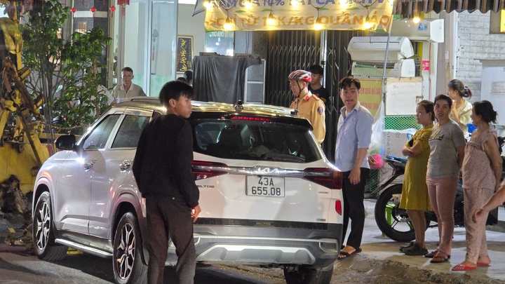 Ô tô 'điên' tông văng 6 xe máy, tài xế rời khỏi hiện trường